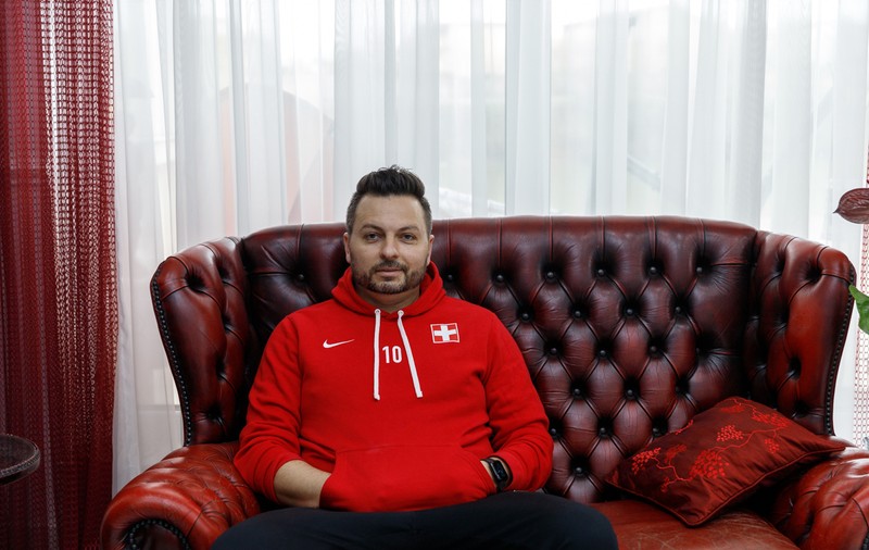 Antrenorul naționalei de futsal a Elveției pentru persoanele cu deficiențe de auz e român! Până la 5 ani nu învățase să vorbească: „Silabiseam pe limba mea”