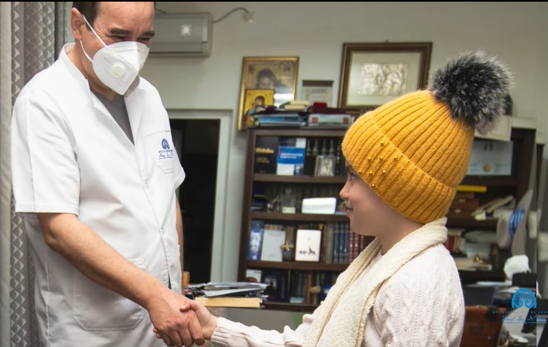 O copilă de 9 ani a învins o tumoră malignă rară și a devenit eroina medicilor din Iași. „Dacă nu o operam, exista riscul să moară”