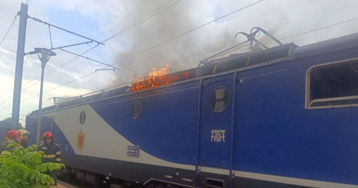 locomotivă albastră cu detalii albe a CFR, din care ies flăcări în partea superioară, Gara Palas, Constanța, 31 august 2025