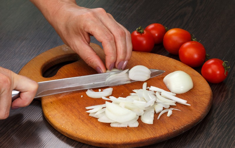 Cum să tai ceapa fără să plângi. Trucul care funcționează de fiecare dată