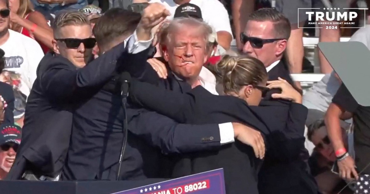 Donald Trump a fost împușcat în urechea dreaptă, într-o tentivă de asasinare Foto Hepta
