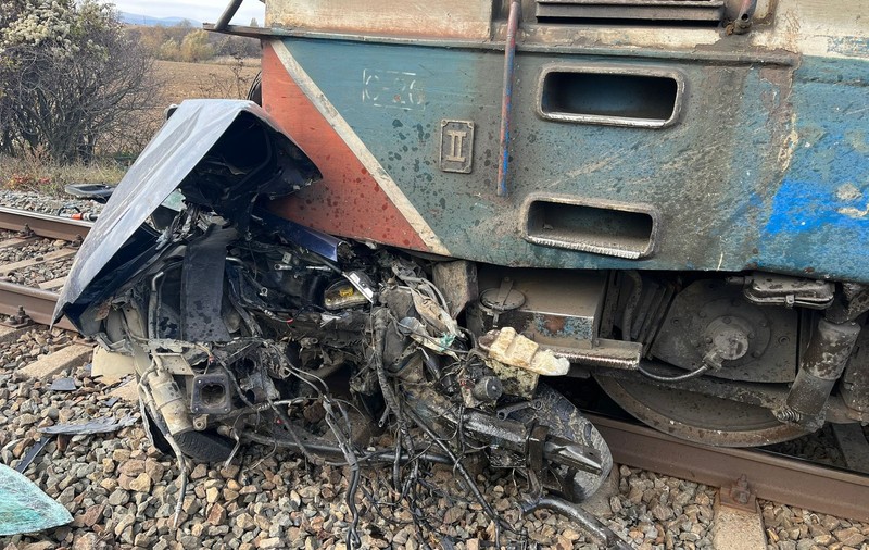Un tren de călători a lovit o mașină, în Bacău. Un bărbat a murit, iar traficul feroviar este blocat pe ambele sensuri