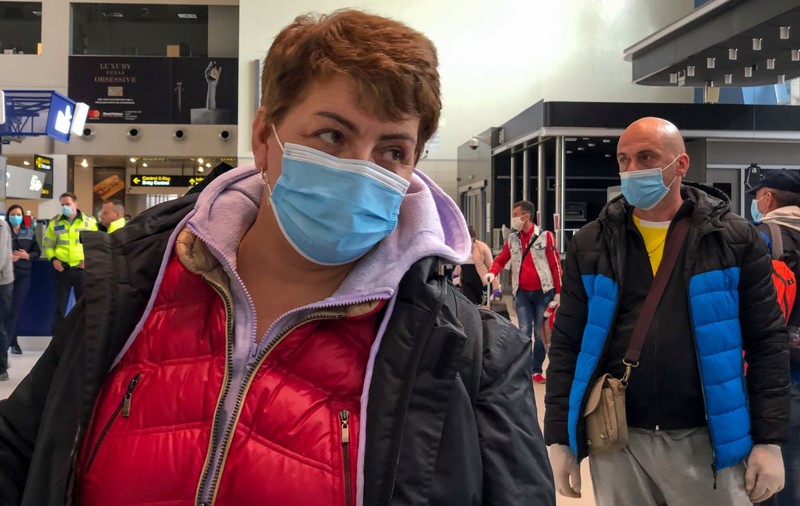 Sătulă ca românii să fie blamați pentru că pleacă să muncească, o femeie transmite guvernanților: “Să vină domnul Orban cu noi, dacă nu ne dă locuri de muncă bine plătite”