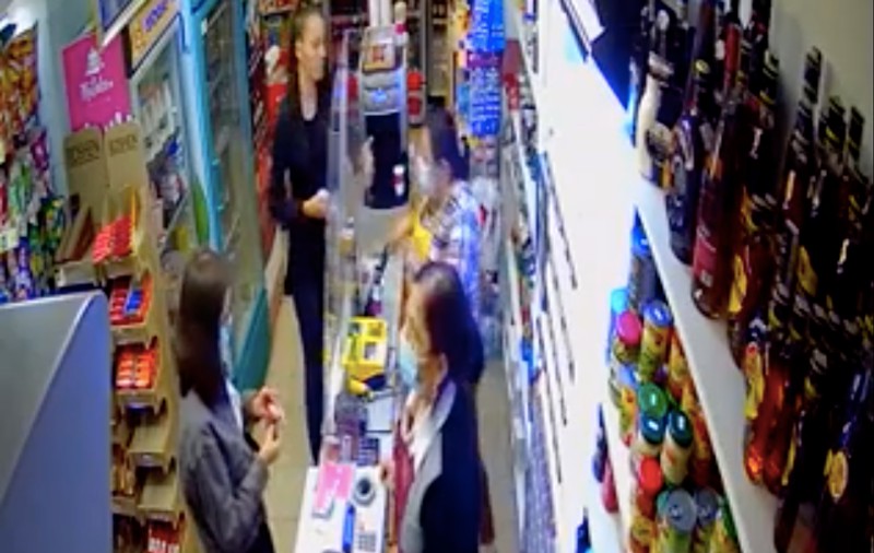 Sancțiunea primită de femeia care a lovit o vânzătoare, pe motiv că n-a vrut s-o servească fără mască de protecție
