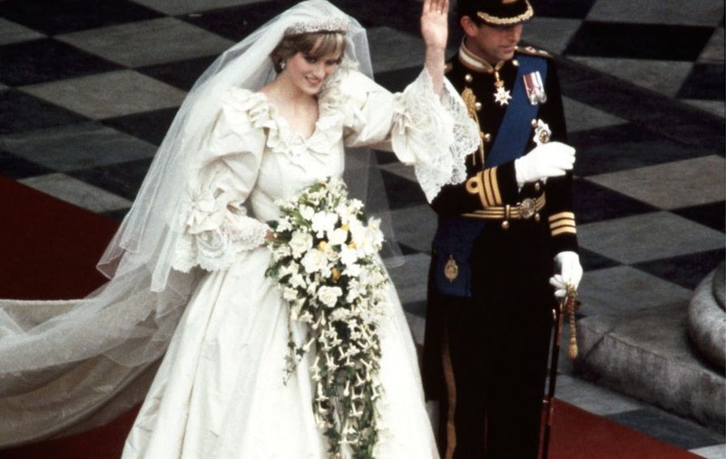 Prinţii William şi Harry au primit rochia de mireasă a mamei lor, la exact 17 ani după moartea prinţesei Diana | FOTO
