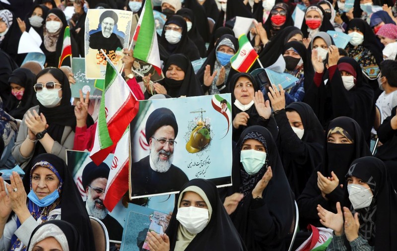Alegeri în stil iranian: un conservator acuzat de implicare în execuția a mii de prizonieri politici, favorit la prezidențiale