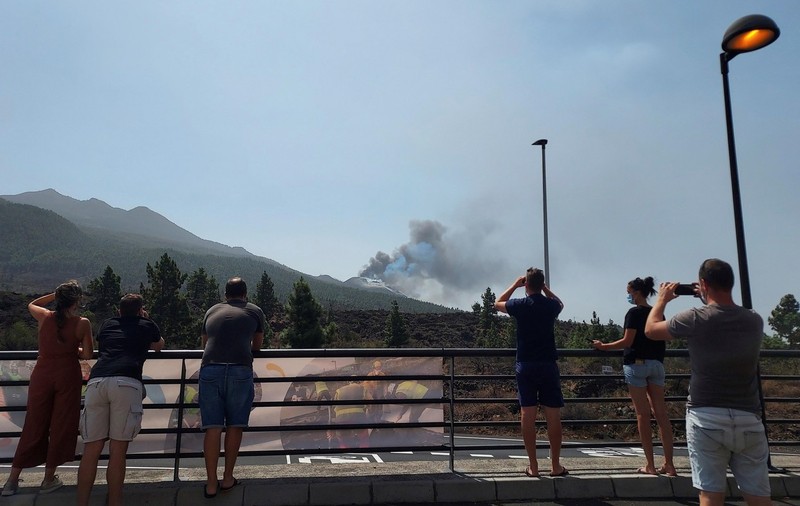 Turism vulcanologic în La Palma. Curioșii merg pe insula spaniolă să vadă cu ochii lor erupția vulcanului Cumbre Vieja