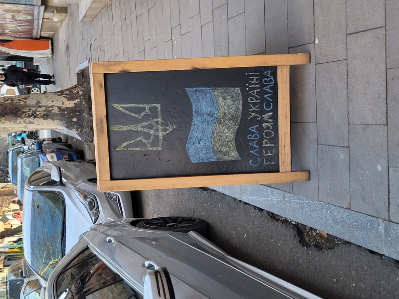 Mesaj de solidaritate în fața unui restaurant
