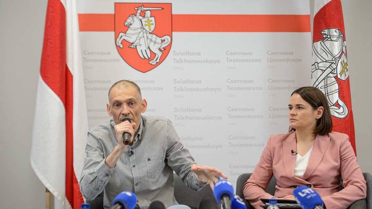Serghei Tihanovski, într-o conferință de presă, la Vilnius, alături de soția sa, Svetlana, liderul opoziției din Belarus Foto: Profimedia