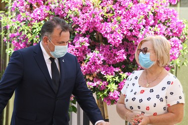 Ministrul sănătății, Nelu Tătaru, alături de managerul Spitalului de Boli Infecțioase din Iași, Carmen Dorobăț FOTO: Hepta