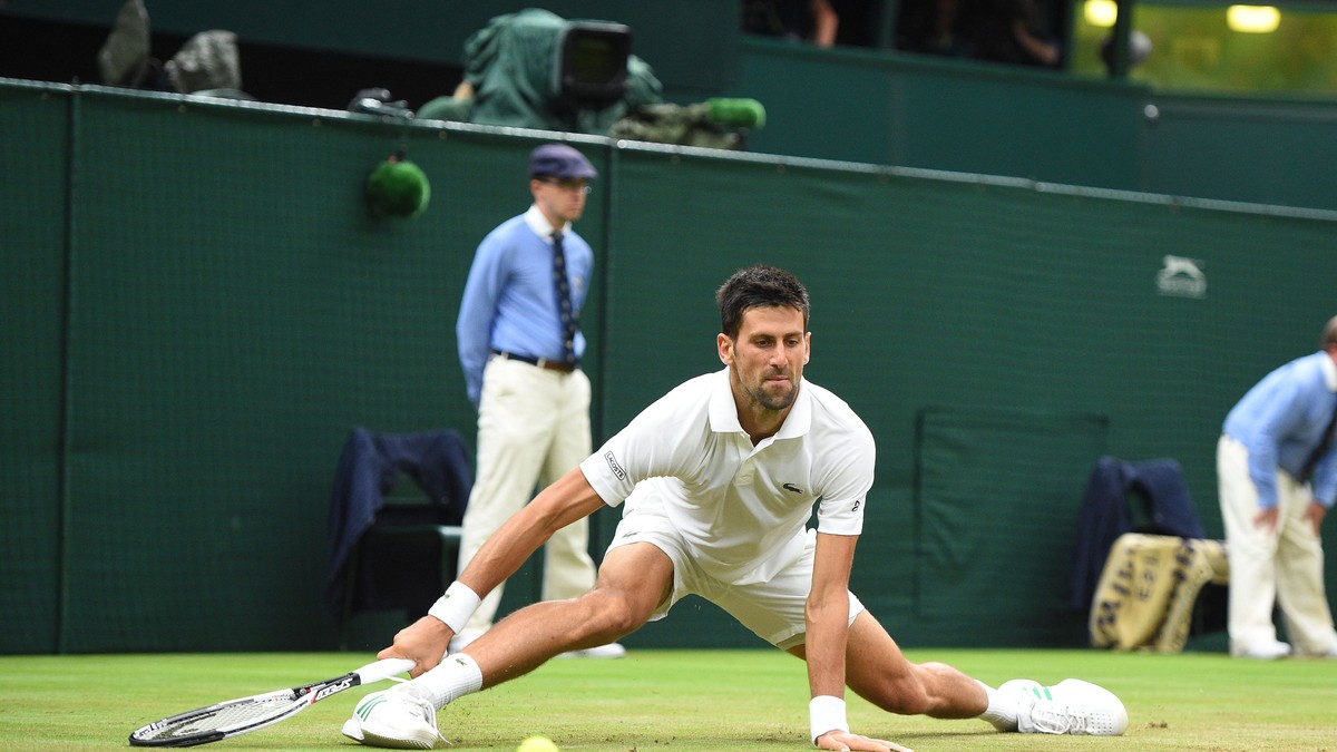 Novak Djokovic, executând un șpagat în timpul turneului de la Wimbledon. (FOTO: EPA)