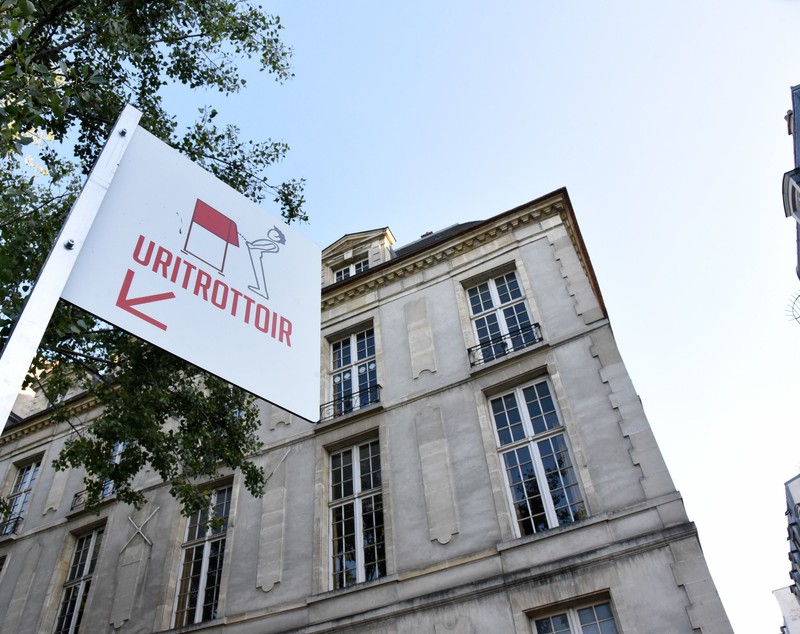 FOTO | Parisul a instalat mai multe pisoare publice, iar localnicii sunt revoltați