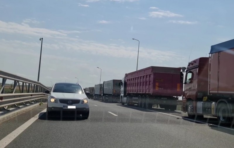 Un șofer a fost surprins cum circula pe contrasens pe A4 pe banda de viteză. Un  TIR evită în ultimul moment coliziunea