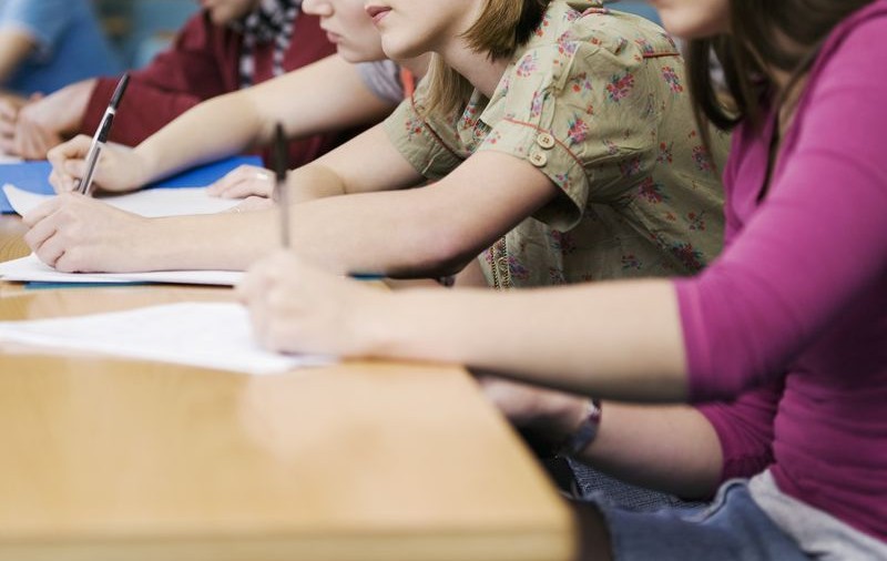 S-a deghizat în femeie pentru a da examenul în locul prietenei sale