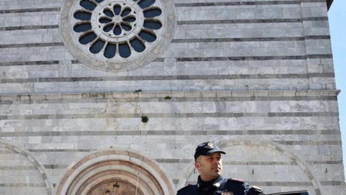 O româncă a furat Rolex-ul unui italian de la mână. Polițist italian, lângă o biserică