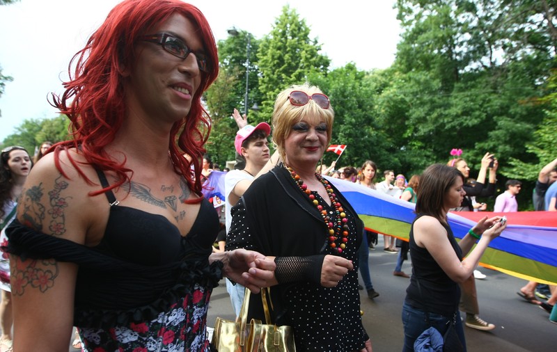 SPECTACULOS! Parada GAY - BĂRBAŢI CU FUSTE şi PANTOFI CU TOC, COPII, SĂRUTURI şi CULOARE, pe străzile Capitalei | FOTO EXCLUSIVE