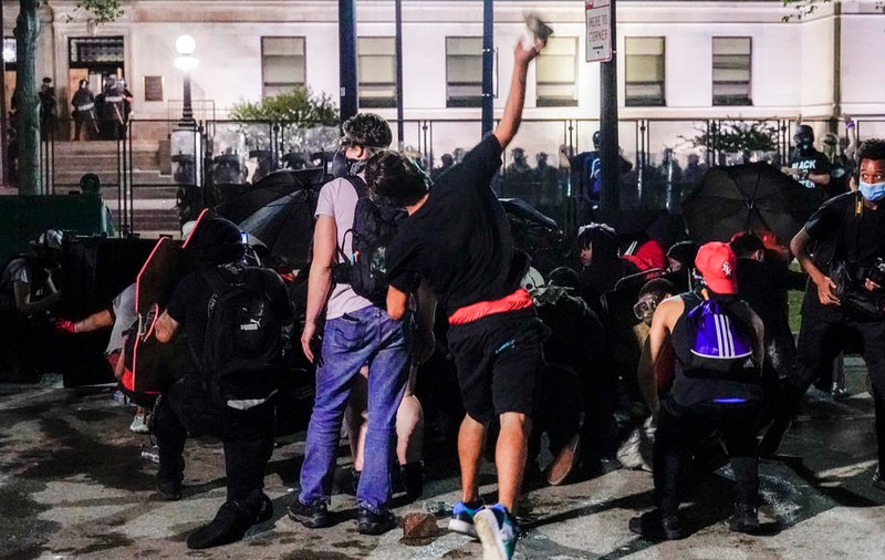 Tânărul suspectat că a împușcat mortal două persoane în timpul protestelor din Kenosha a fost arestat