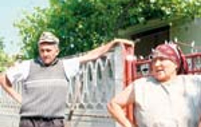 'Afara cu ei din sat!'