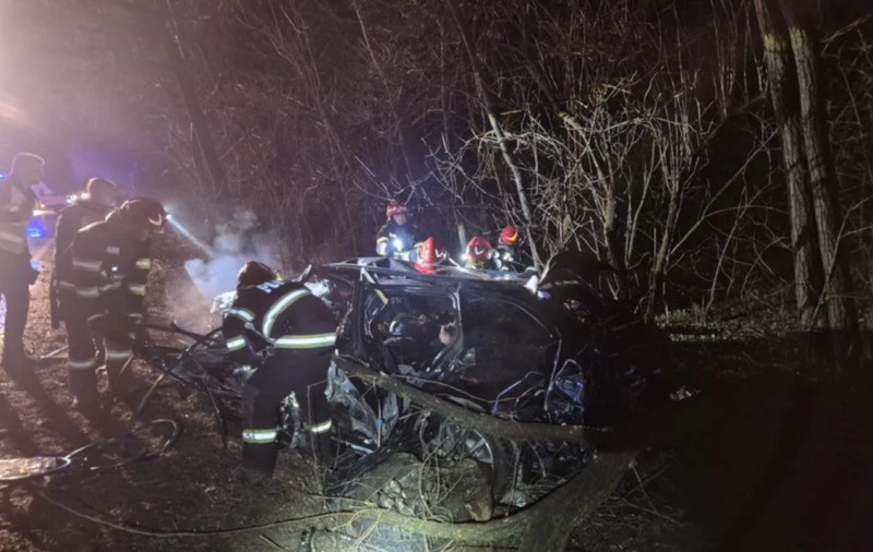 Patru oameni au murit și trei au fost răniți, printre care și un bebeluș, după ce două mașini s-au ciocnit pe DN 15D, în Neamţ