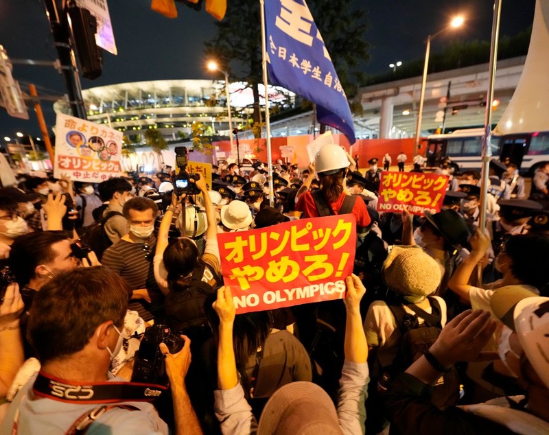 Protest la Tokyo, lângă stadionul unde s-a desfășurat ceremonia de deschidere a J.O.: „Anulați Olimpiada! Salvați vieți!”