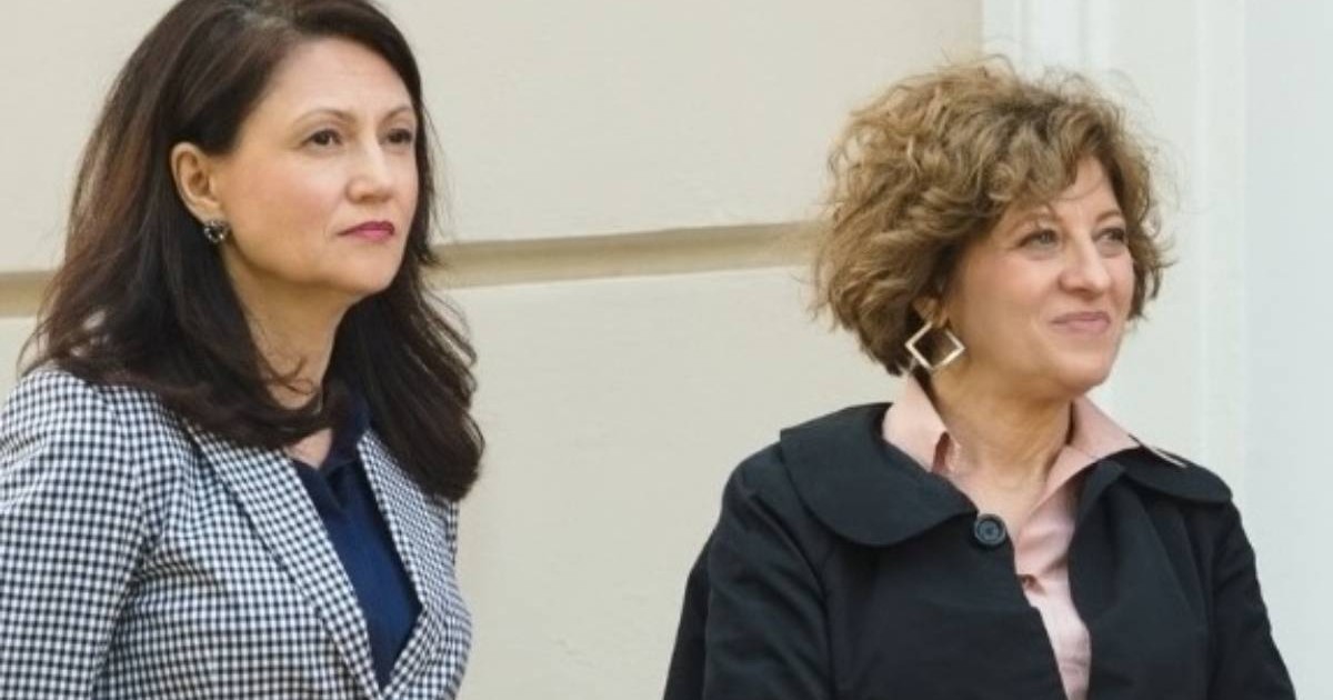Carmen Uscatu și Oana Gheorghiu, în timpul unui eveniment, sunt fotografiate împreună, în dreapta este Carmen Uscatu cu un sacou în carouri, iar în stânga Oana Gheorghiu cu o haină neagră