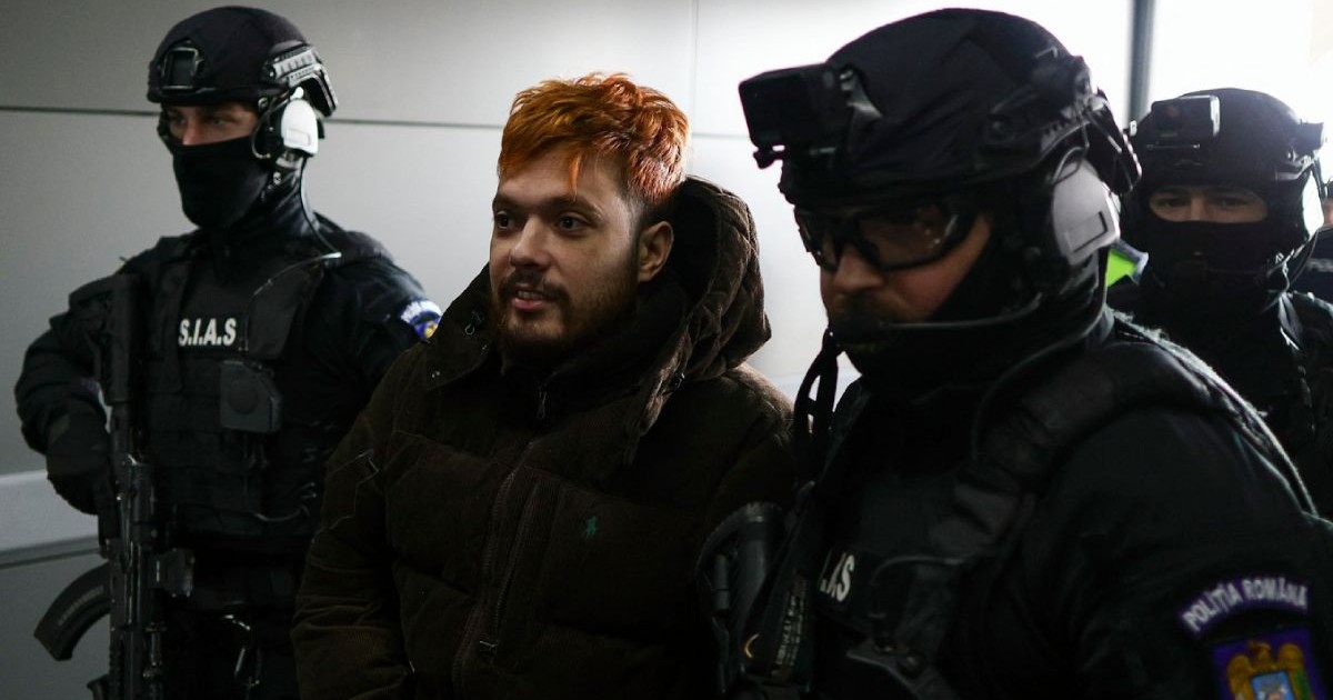 Mohamed Amra este escortat de ofițeri de poliție până la avionul care îl va transporta în Franța, pe aeroportul București, Otopeni, România, pe 25 februarie 2025. Amra era fugar de când a fost eliberat în mai 2024, într-o ambuscadă în care au murit doi gardieni de închisoare. Poliția franceză a arestat 10 persoane suspectate că l-ar fi ajutat pe condamnat, a declarat un procuror pe 23 februarie.
