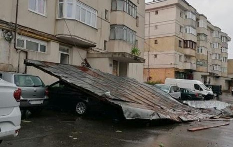 Acoperișuri prăbușite peste mașini, în Fălticeni, în timpul unei furtuni