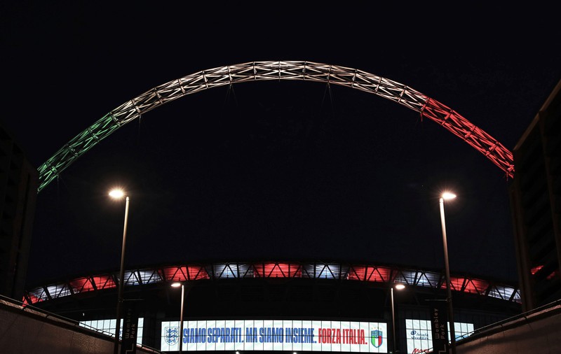 Stadionul Wembley, iluminat în culorile Italiei, în semn de omagiu pentru victimele pandemiei de coronavirus