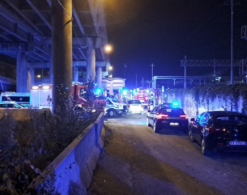 Un autobuz plin cu turiști a căzut de pe o pasarelă peste calea ferată şi a luat foc, lângă Veneţia. Cel puţin 21 de morţi