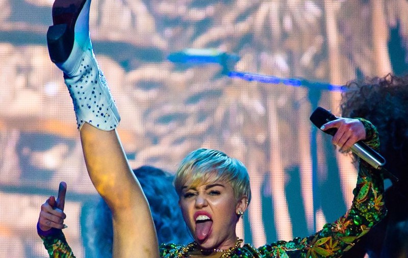 DEZMĂŢ pe scenă cu MILEY CYRUS! ATINGERI PERICULOASE şi POZIŢII SPECTACULOASE! | FOTO
