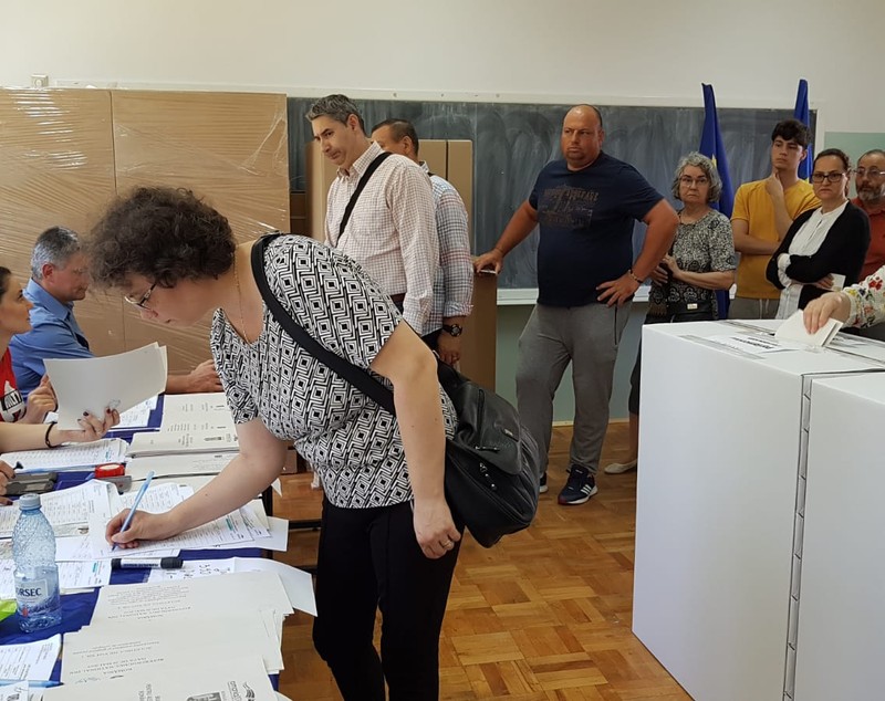 Alegeri europarlamentare | Mobilizare uriașă în București și în restul țării. Sute de alegători stau la cozi și așteaptă minute pentru a vota (FOTO și VIDEO)
