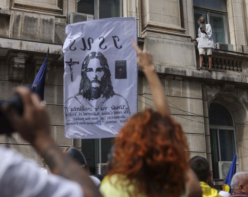 Mai mulți jurnaliști, loviți la protestul AUR anti-vaccin. Organizatorii au instigat oamenii să forțeze intrarea în Ministerul Sănătății, acuză Jandarmeria