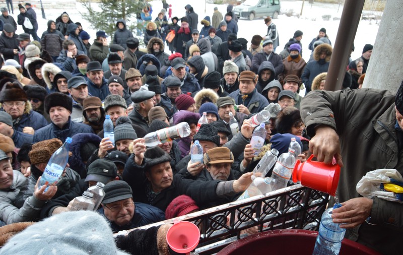 VIDEO&FOTO/ Scandal la împărțitul aghesmei, la biserica ctitorită de Ștefan cel Mare în Vaslui: "Unii au venit cu sticle de 5 litri, parcă fac borș cu agheasmă"
