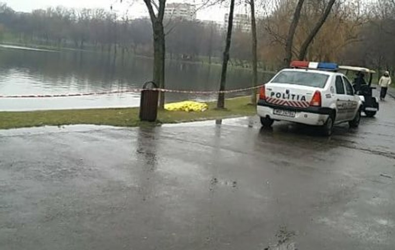 Cadavrul unui bărbat, descoperit pe lacul din parcul IOR