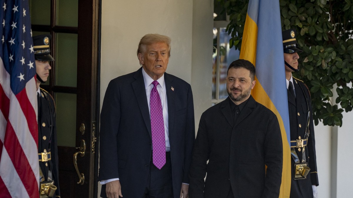 Imaginea îi prezintă pe Donald Trump și Volodimir Zelenski stând unul lângă celălalt la intrarea într-o clădire, păziți de gărzi de onoare americane și ucrainene. Trump poartă un costum bleumarin cu cravată roz-violet, iar Zelenski un costum negru cu cămașă neagră, în spatele lor fiind vizibil un steag al Ucrainei.