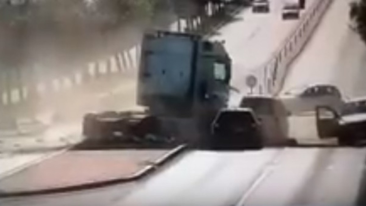 Patru mașini, spulberate de un camion într-un accident în Suceava