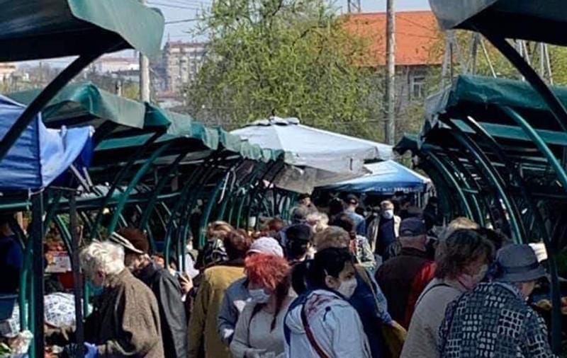 Primăria Iași a luat măsuri pentru ca oamenii să nu se mai înghesuie în piețe. Vineri a fost haos