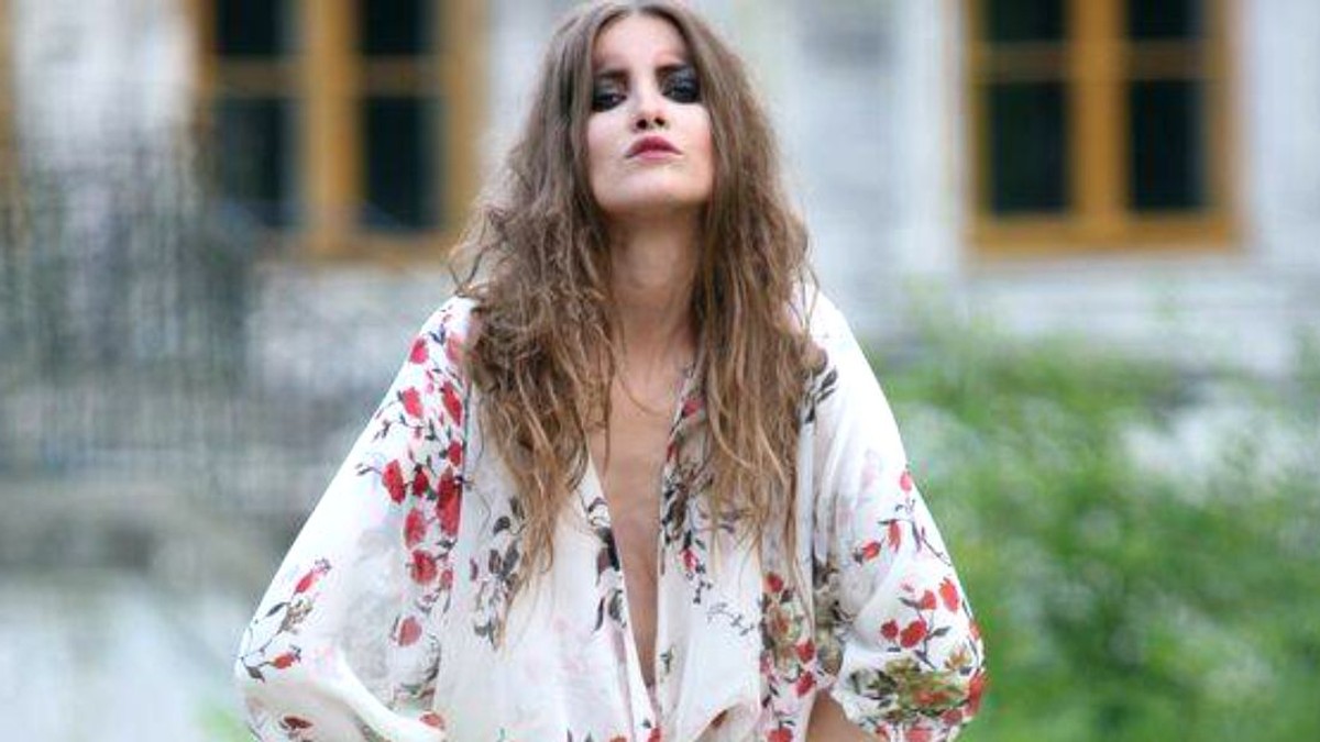 Lidia Buble, luată la ochi de Iulia Albu. "Nu știu unde sunt chiloții... Nu face cinste unei domnișoare care se pretinde cu stil"