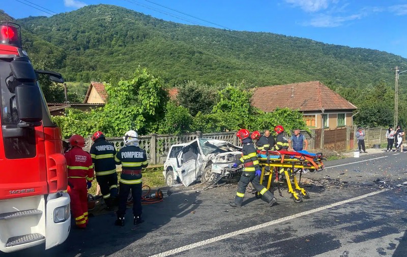 Un șofer băut, drogat și cu permisul anulat a provocat un accident pe DN7. Trei persoane, între care şi un minor, au fost rănite