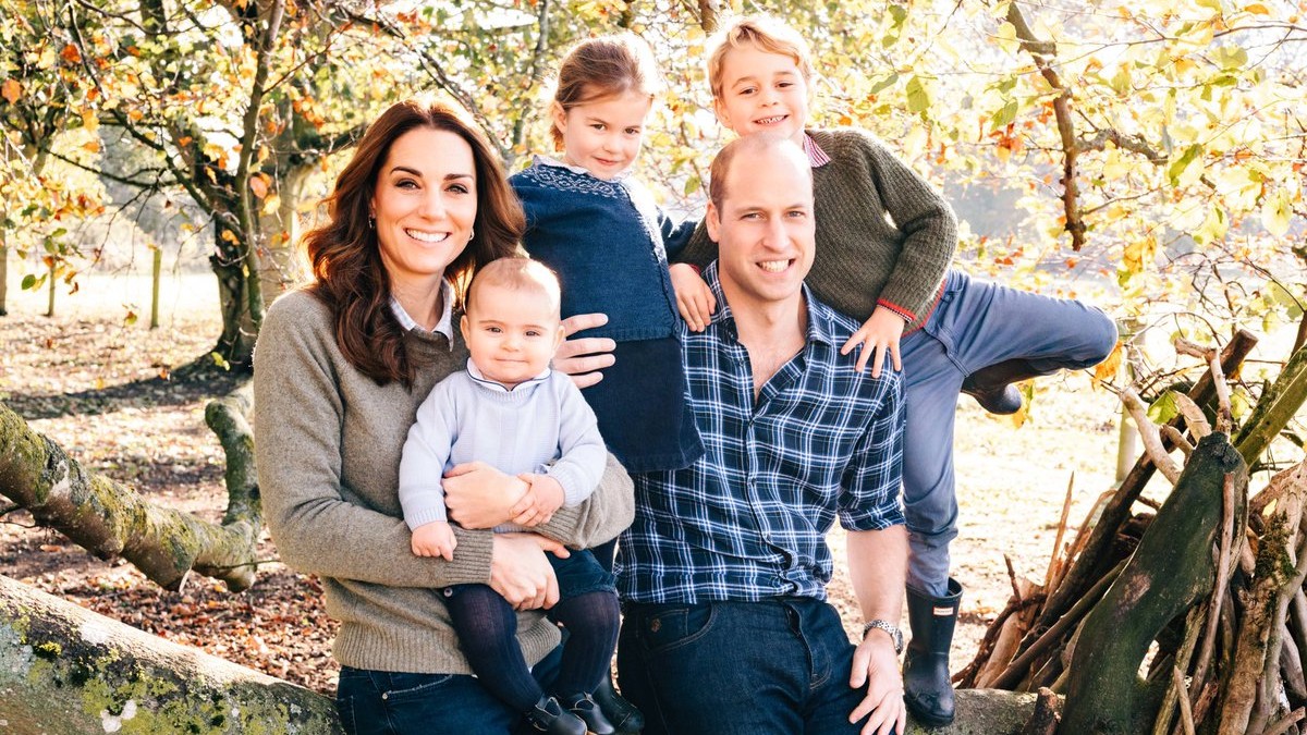Detaliul surprinzător din cea mai nouă fotografie a Familiei Regale britanice