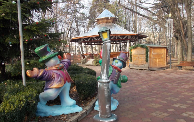 Au mimat sexul cu figurinele într-un parc din Botoșani. Amenda usturătoare, plătită de tineri