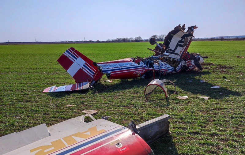Un avion de acrobație s-a prăbușit în Prahova, la câțiva kilometri de Ploiești. Pilotul a murit