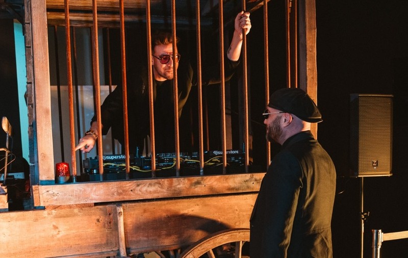 Cine e DJ-ul care a pus muzică dintr-o caleașcă cu gratii la premiera „Căsătoria”, filmul lui Mihai Bendeac