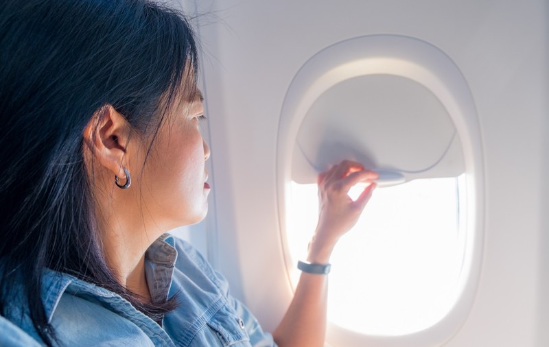 De ce parasolarul avioanelor trebuie ridicat şi de ce se stinge lumina la decolare şi la aterizare