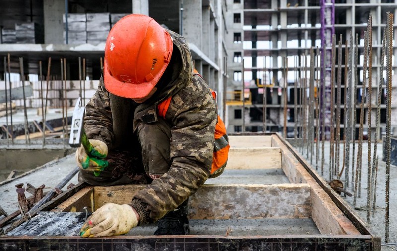 Un muncitor în construcții câștigă 60 de euro pe zi și spune că-i sunt de ajuns ca să trăiască în Spania. Columbianul Martin: „Muncim din greu”