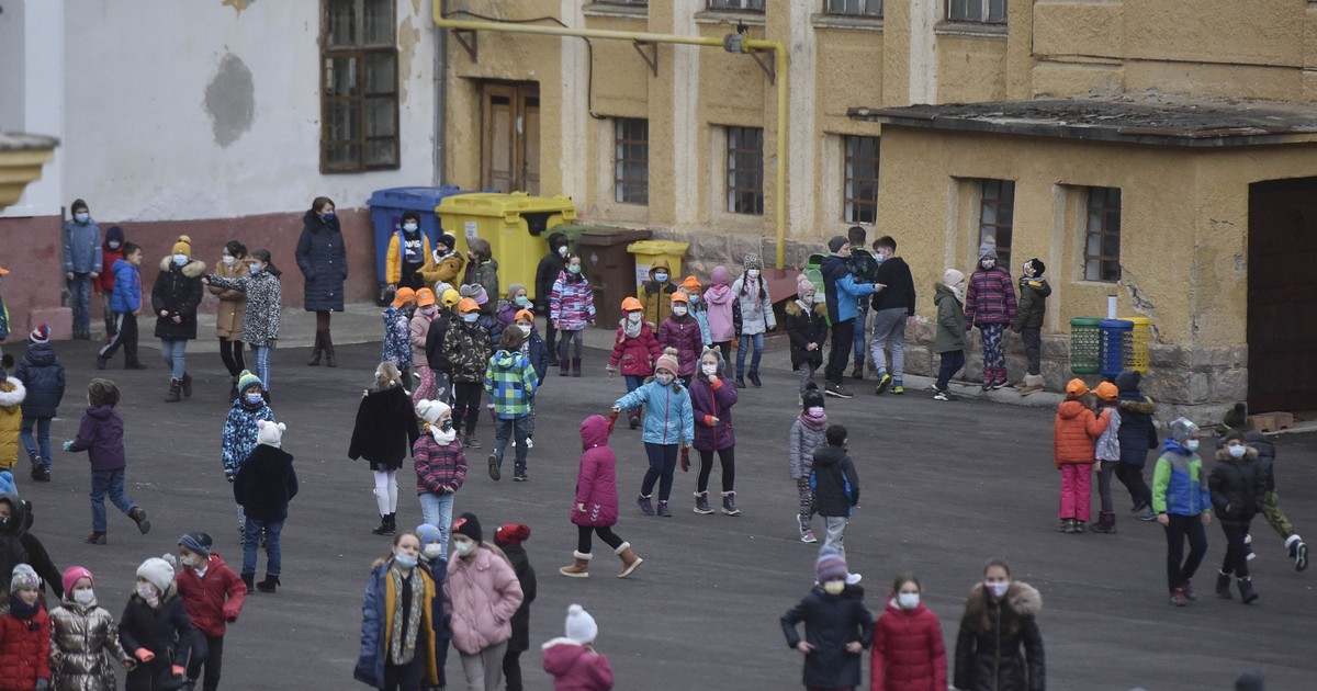 Elevii de gimnaziu și de liceu din București care nu sunt în ani terminali vor face școală online și săptămâna viitoare