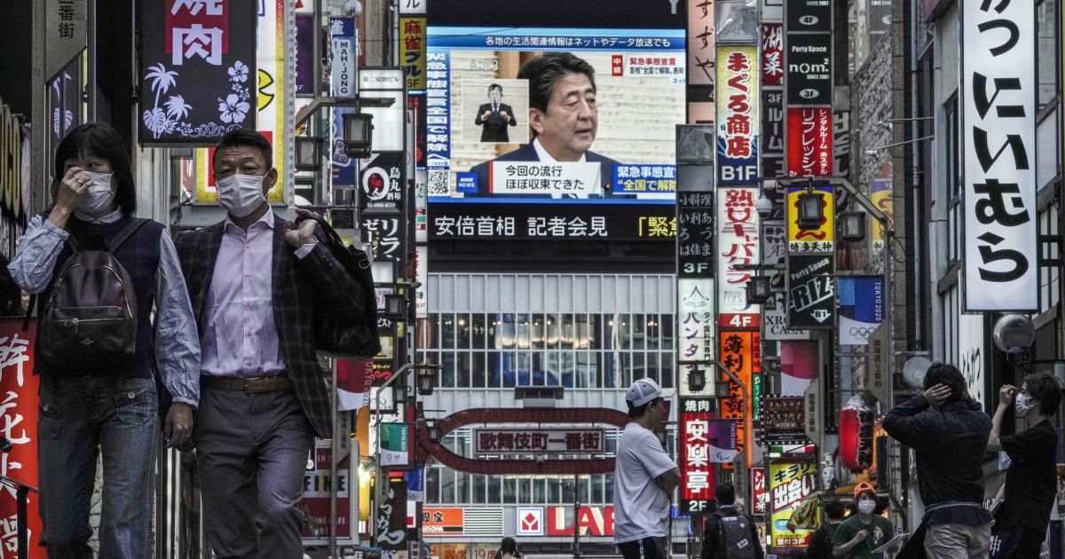 Premierul Shinzo Abe a anunțat luni ridicarea stării de urgență FOTO: EPA