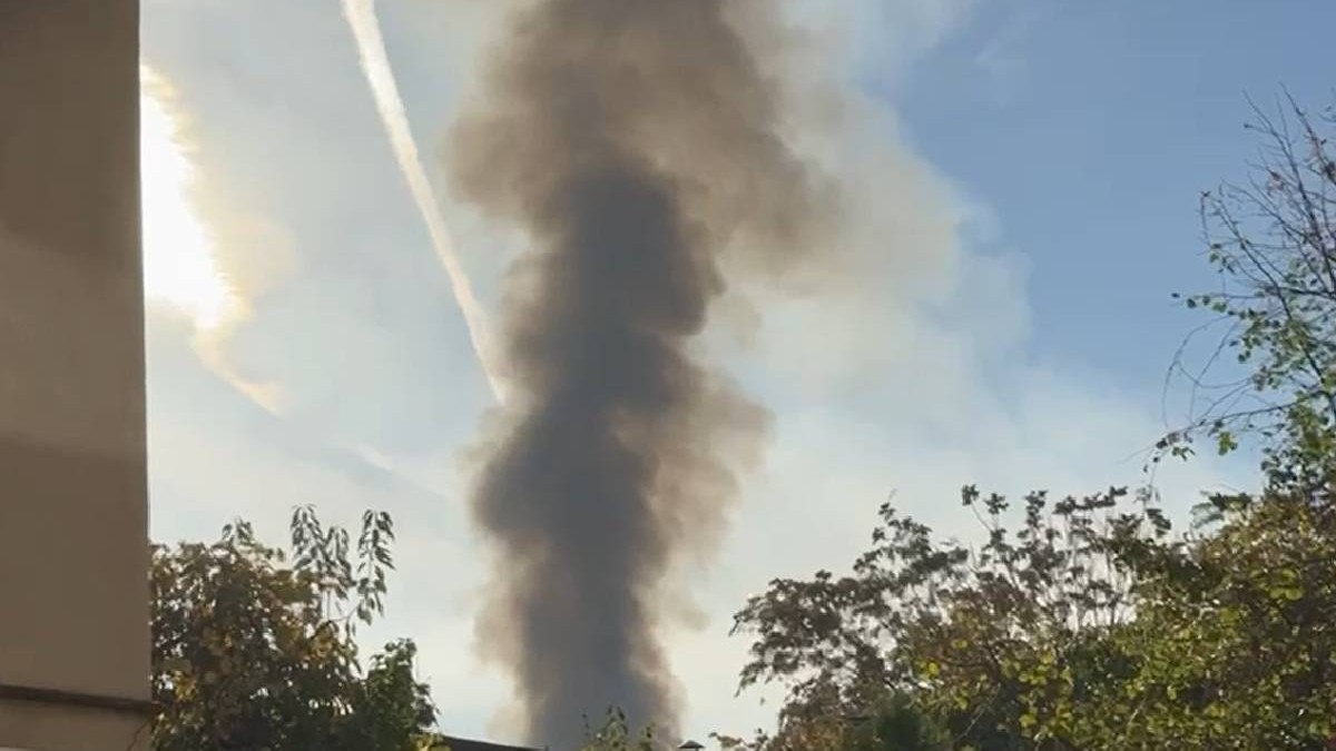 Degajări mari de fum de la un incendiu cu flacără deschisă care a izbucnit la o casă de pe Intrarea Mieilor din București