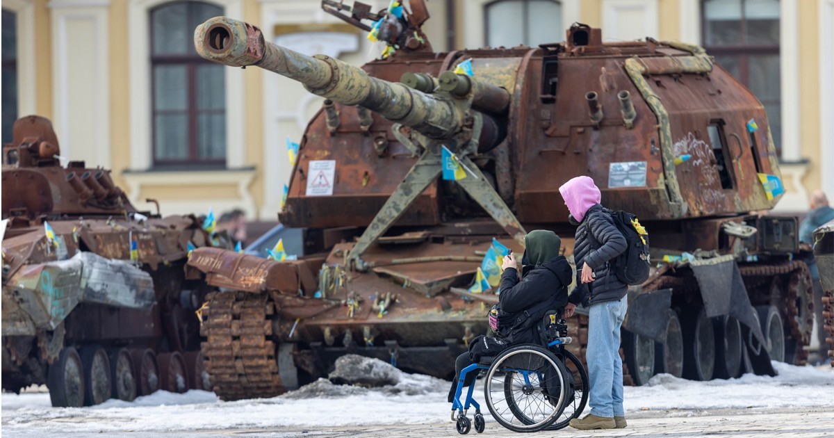 Piața Sfântul Mihail din Kiev – pietonii trec pe lângă vehiculele militare distruse expuse, o amintire a conflictului în curs din Ucraina.