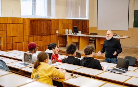 Caz ȘOCANT la Brașov. Unii studenți acuză un profesor de HĂRȚUIRE, alții îl apără